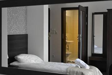 Фото номера Улучшенный двухместный номер с 1 кроватью Отель Hotel - Restauracja Koral г. Величка 4