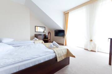 Фото номера Улучшенный двухместный номер с 1 кроватью Отель Hotel - Restauracja Koral г. Величка 2