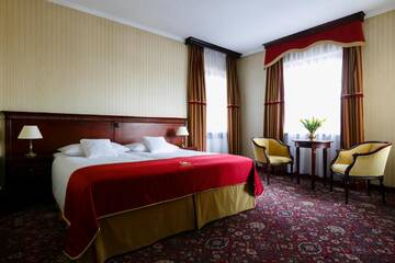 Фото номера Улучшенный двухместный номер с 1 кроватью и балконом Отель Turówka Hotel &amp; Spa г. Величка 2